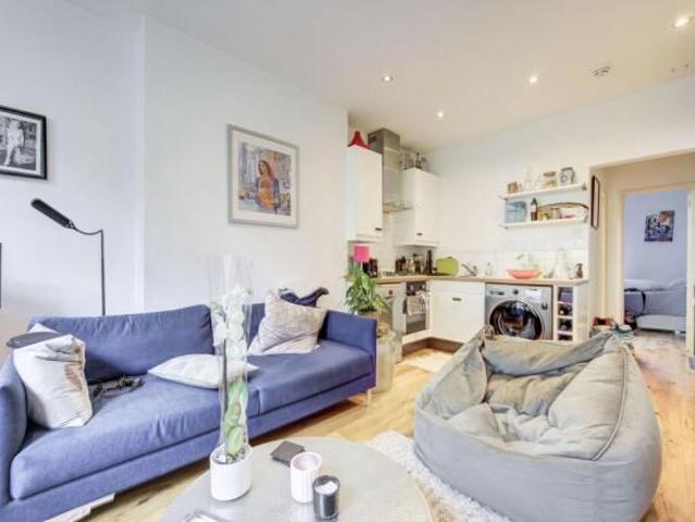 Flat for rent in Cat Hill, England
