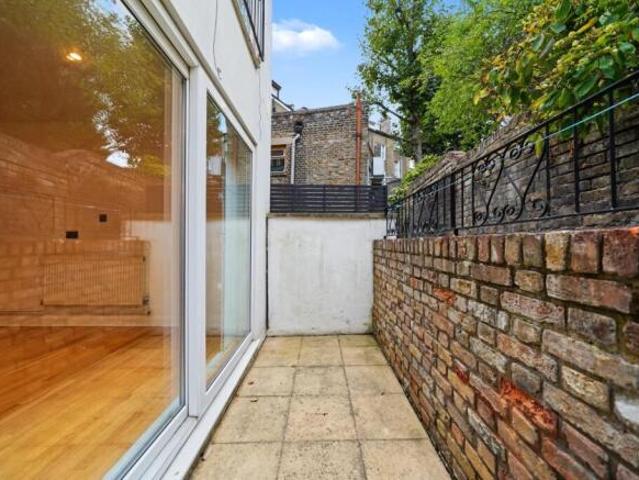 Flat for rent in Cat Hill, England