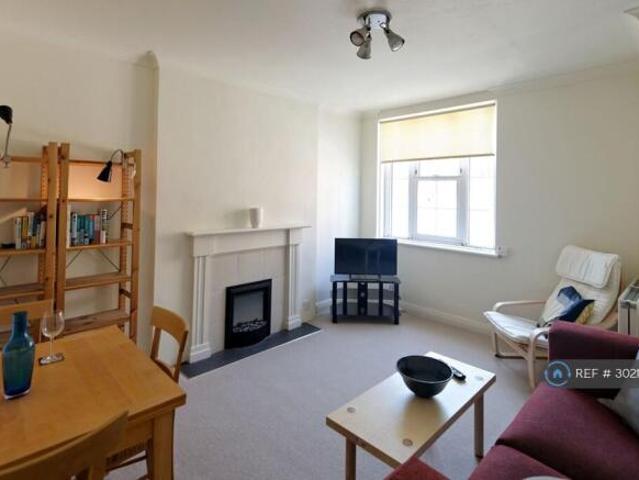 Flat for rent in Cat Hill, England
