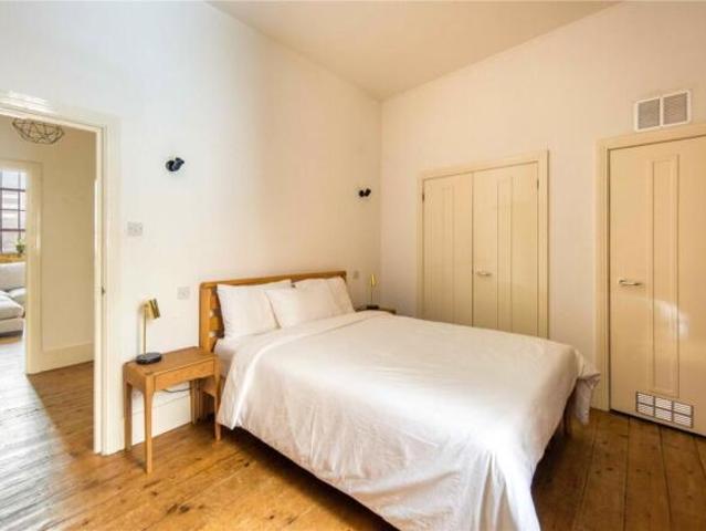 Flat for rent in Cat Hill, England