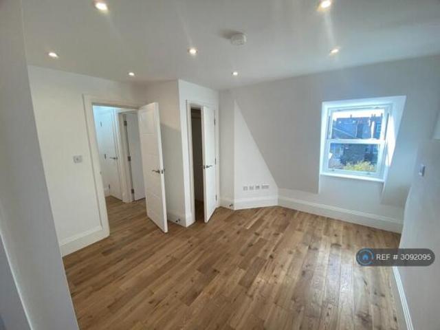 Flat for rent in Cat Hill, England