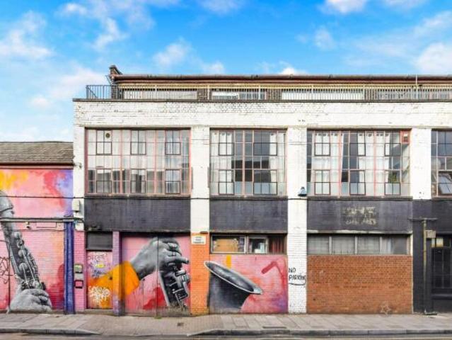 Flat for rent in Cat Hill, England