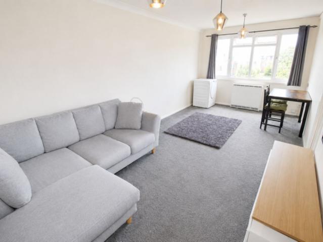 Flat for rent in Westborough, Surrey