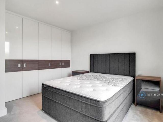 Flat for rent in Cat Hill, England