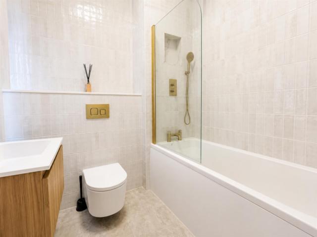 Flat for rent in Penylan, Wales