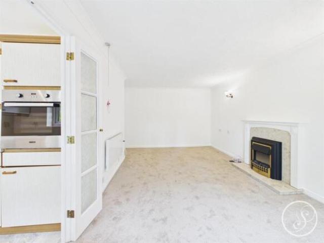 Flat for rent in Alwoodley, West Yorkshire