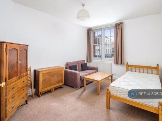 Flat for rent in Cat Hill, England