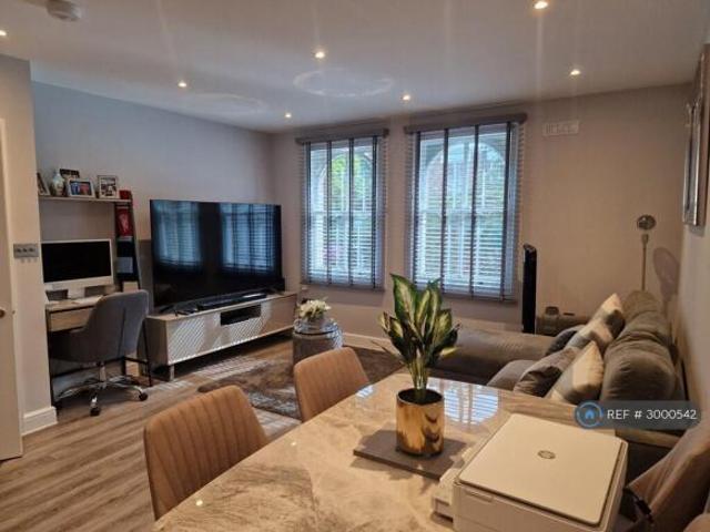 Flat for rent in Cat Hill