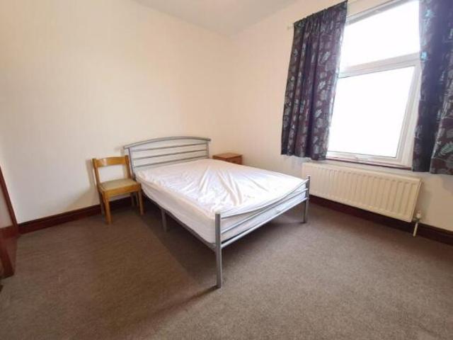 Flat for rent in South Lane, West Yorkshire