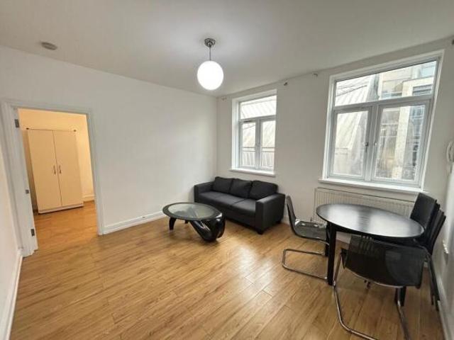 Flat for rent in Cat Hill, England