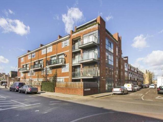 Flat for rent in London Borough of Tower Hamlets, Greater London