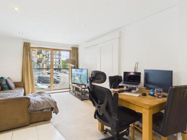 Flat for rent in Cat Hill, England