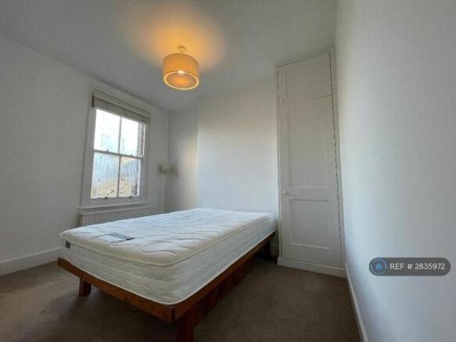 Flat for rent in Cat Hill, England