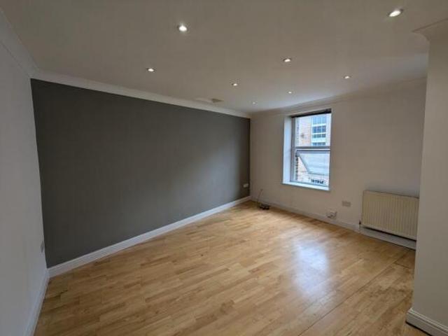 Flat for rent in Huddersfield, West Yorkshire