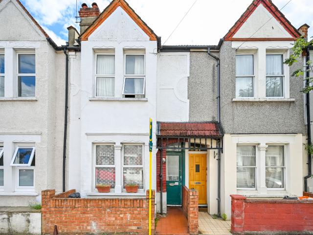Apartment for rent in Summerstown, Greater London