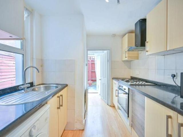 Flat for rent in Tooting Graveney, Greater London