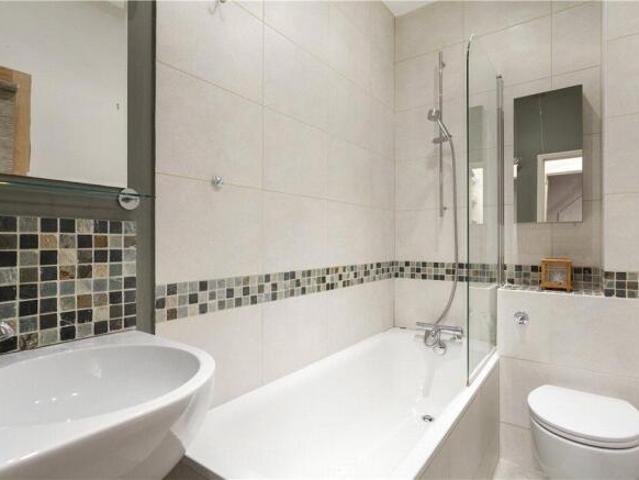 Flat for rent in Cat Hill, England
