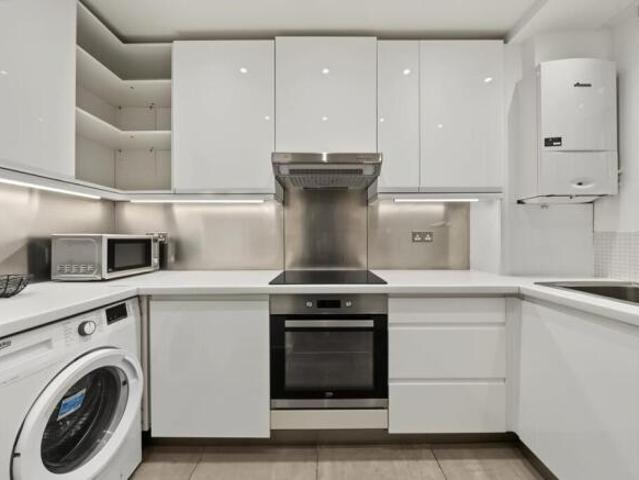 Flat for rent in Cat Hill, England