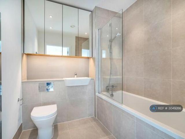 Flat for rent in Cat Hill, England