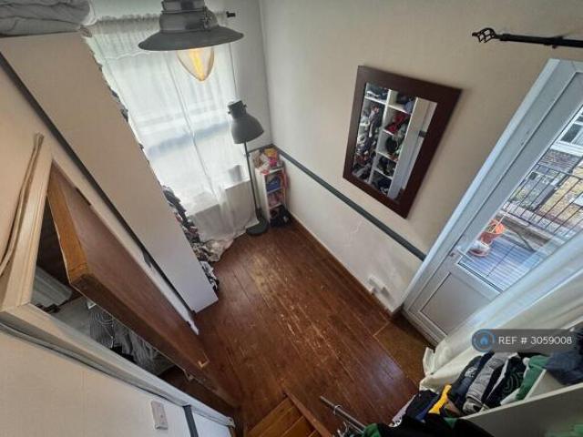 Flat for rent in Cat Hill, England