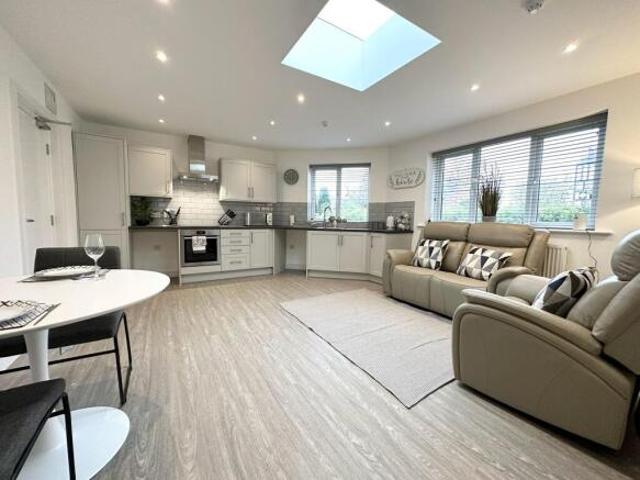Flat for rent in South Lane, West Yorkshire