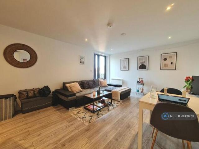 Flat for rent in Cat Hill, England