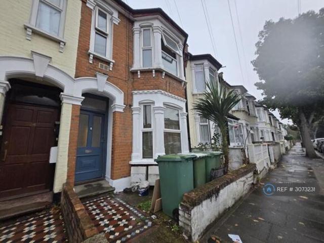 Flat for rent in Cat Hill, England