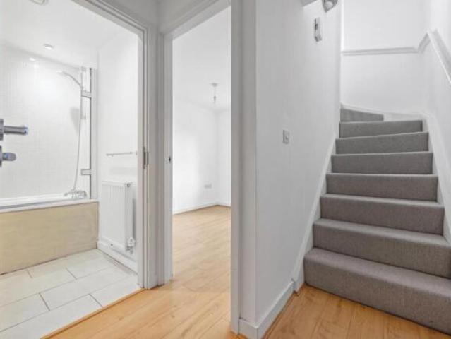 Flat for rent in Cat Hill, England