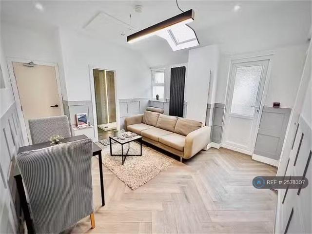 House for rent in Plasnewydd, Falcon Lodge