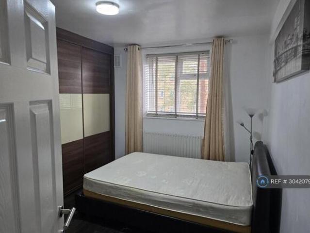 Flat for rent in Cat Hill, England