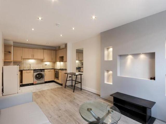 Flat for rent in Cat Hill, England
