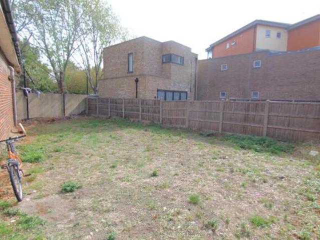 Flat for rent in Cat Hill, England