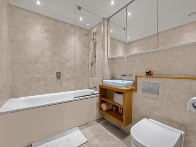 Flat for rent in Poplar Grove, Greater London