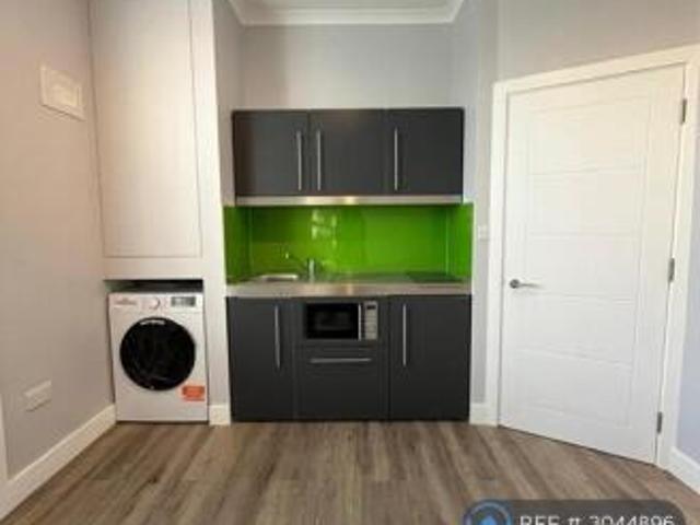 Flat for rent in Cat Hill, England