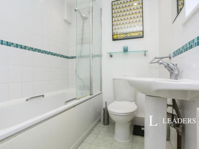 Flat for rent in Cat Hill, England