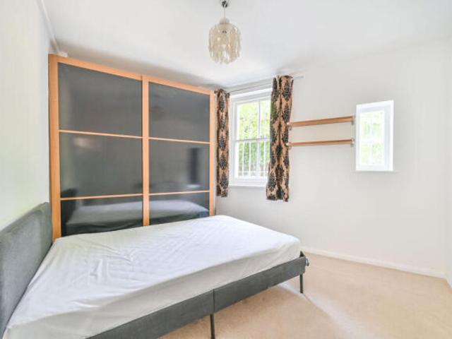 Flat for rent in North Kensington, Greater London