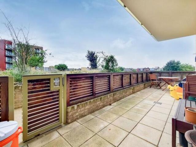 Flat for rent in Acton, Greater London