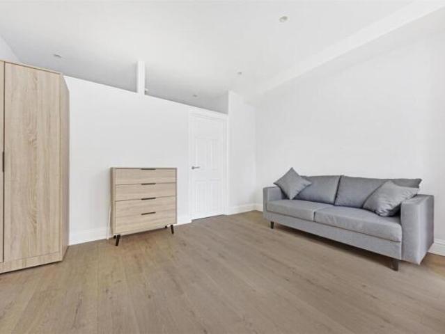 Flat for rent in West Kensington, Greater London