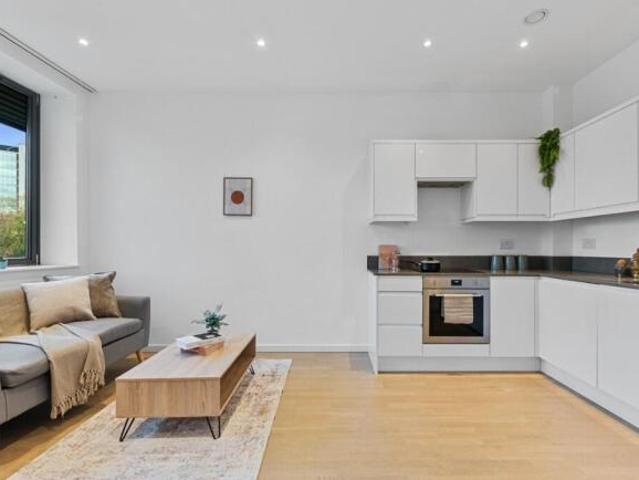 Flat for rent in Brentford End, Greater London