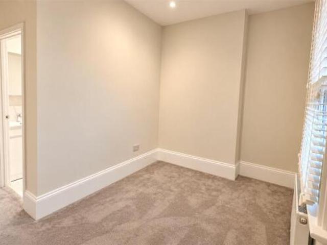 Flat for rent in Cat Hill, England