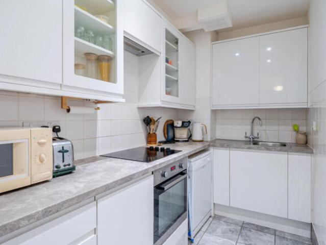 Flat for rent in Cat Hill, England