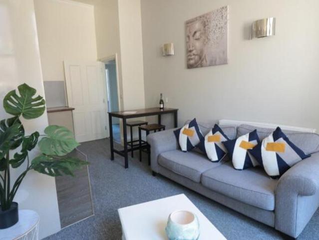 Flat for rent in Follaton, Strode