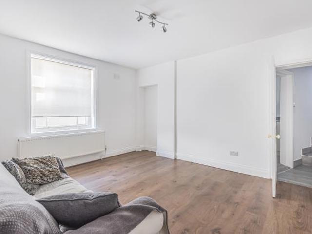 Flat for rent in Deepcut, Surrey