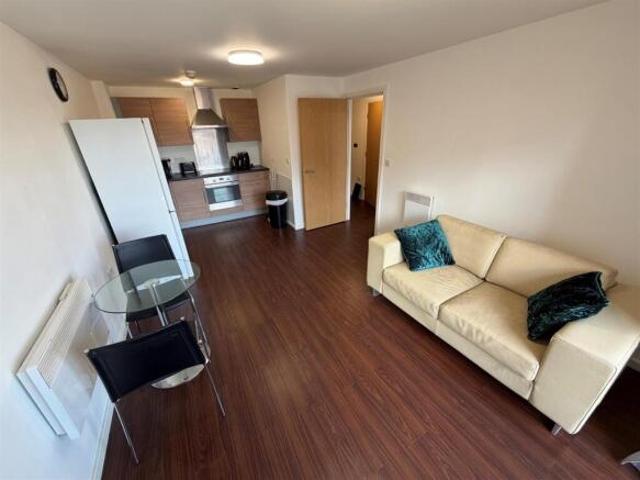 Flat for rent in South Lane, West Yorkshire