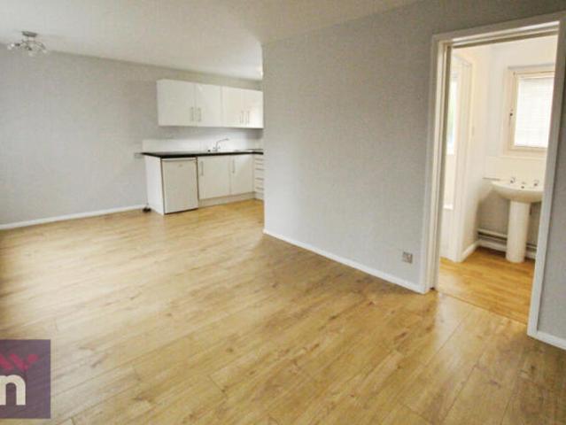 Flat for rent in Ewens Farm, Golden Valley