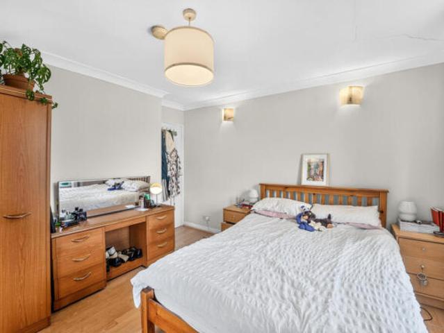 Flat for rent in Tooting Graveney, Greater London