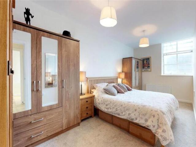 Flat for rent in Cat Hill, England