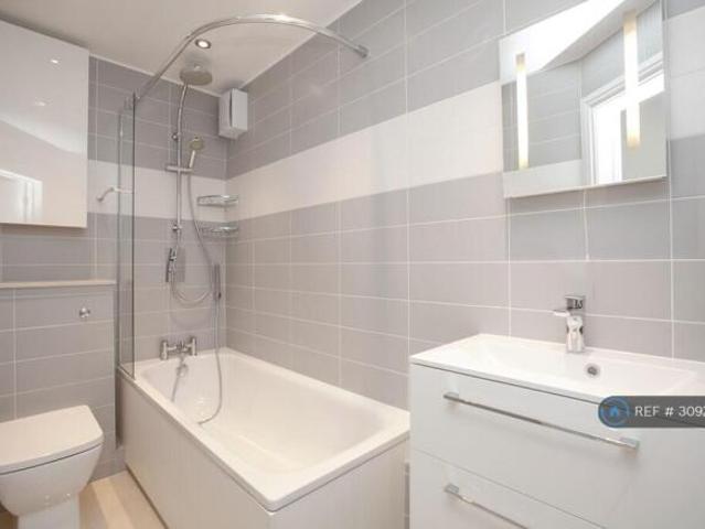 Flat for rent in Cat Hill, England