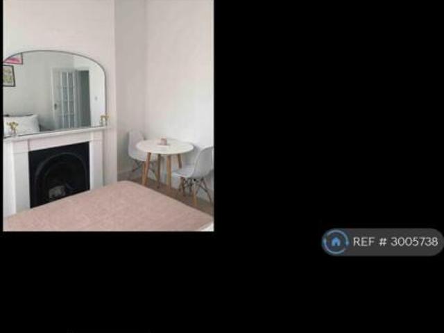 Flat for rent in Sirhowy, Wales