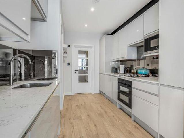 Flat for rent in Barnes, Greater London